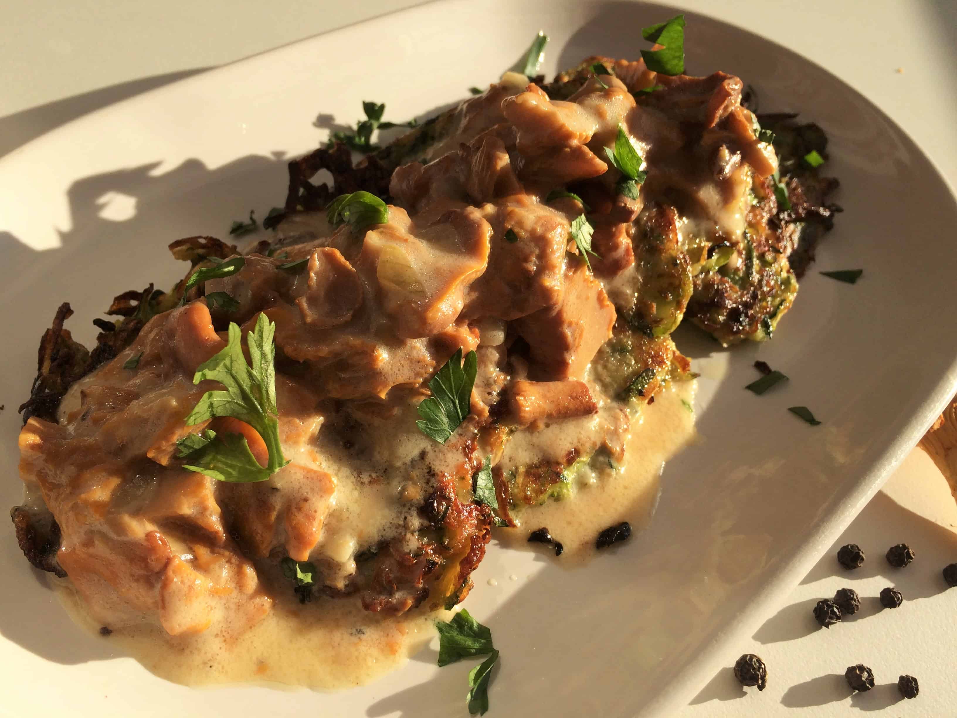 Placki z cukinii z sosem kurkowym | Zucchini hash browns with chanterelles sauce