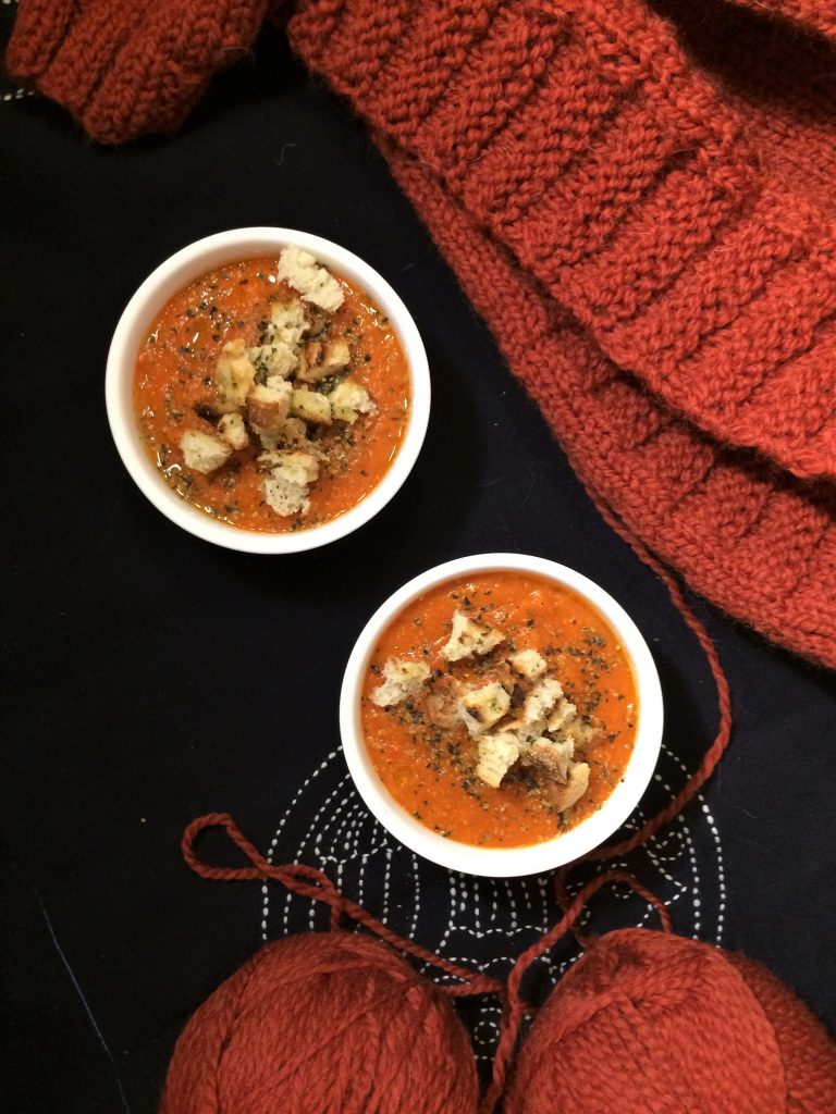 Kremowa zupa z czerwonych i pomarańczowych warzyw