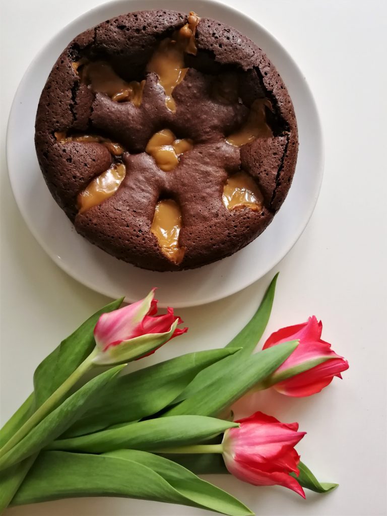 Ciasto czekoladowe z kajmakiem. Happy Easter!