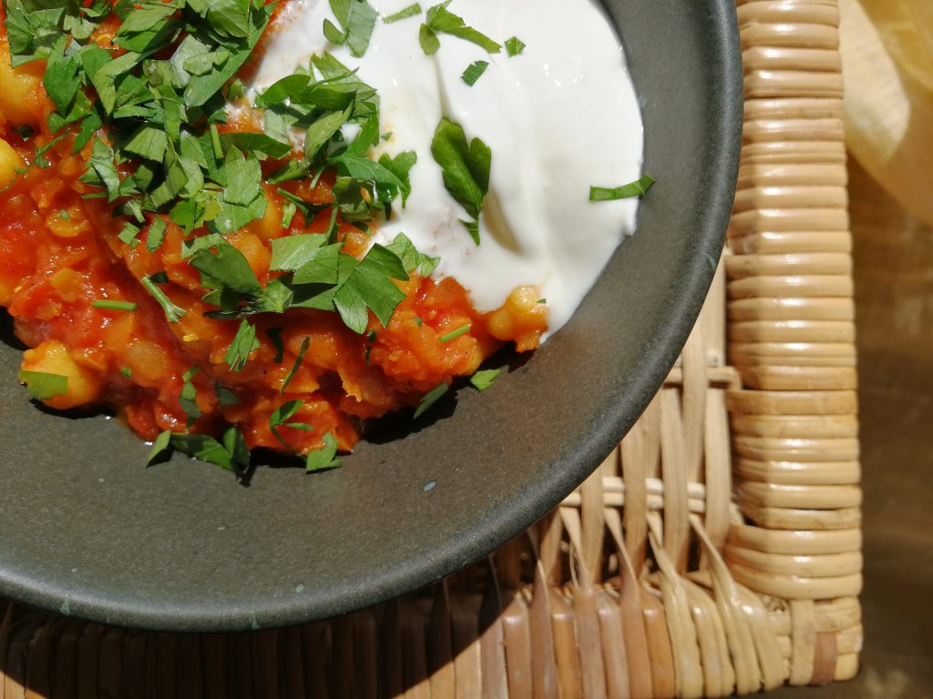 Plant-based bowl with yoghurt and parsley